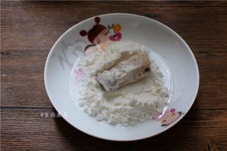 腌制好的鱼块裹一层淀粉；