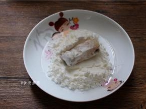 腌制好的鱼块裹一层淀粉；