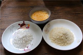 鸡蛋打成蛋液、取出淀粉和面包糠；