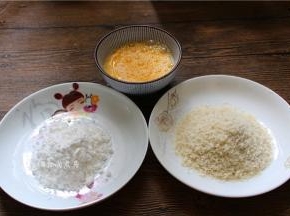 鸡蛋打成蛋液、取出淀粉和面包糠；