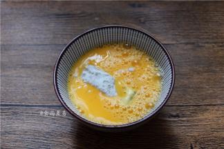 在蛋液里滚两滚；