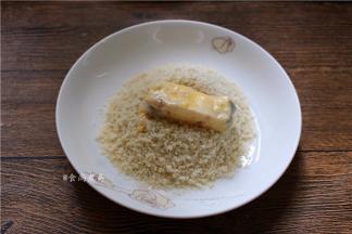 再裹上一层面包糠；