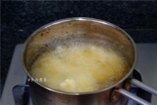 烧热油锅，油温升高时放入银鳕鱼，调成中火炸至两面焦黄色，捞起，放凉片刻，再迅速复炸一次，快速捞起，用厨房专用吸油纸吸干多余的油脂即食。