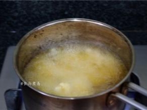 烧热油锅，油温升高时放入银鳕鱼，调成中火炸至两面焦黄色，捞起，放凉片刻，再迅速复炸一次，快速捞起，用厨房专用吸油纸吸干多余的油脂即食。