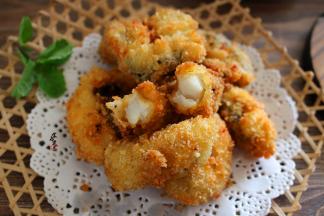 另外，很多朋友觉得鱼皮不好看，只取鱼肉丢掉鱼皮，实在太可惜了，连鱼皮一起切块油炸，既不浪费，吃起来还有点嚼劲，非常香。