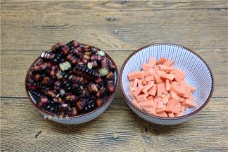 玉米对半切开，轻松剥粒，火腿肠切小粒；