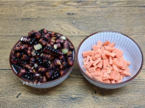 玉米对半切开，轻松剥粒，火腿肠切小粒；