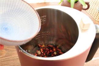 玉米粒倒入豆浆机桶内，加入清水；