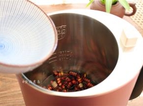 玉米粒倒入豆浆机桶内，加入清水；