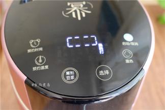 豆浆机接通电源，选择熟料打功能键，坐等玉米糊出炉；