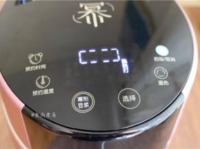 豆浆机接通电源，选择熟料打功能键，坐等玉米糊出炉；