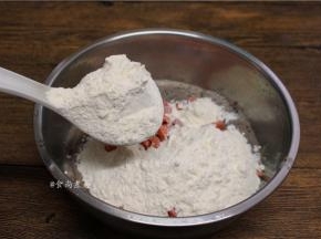 倒进面粉；