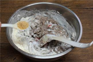 加上盐、鸡粉、搅拌均匀；