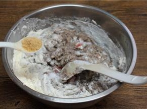 加上盐、鸡粉、搅拌均匀；