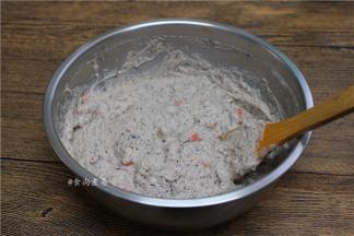 再加适量清水，拌成流动状态的面糊；