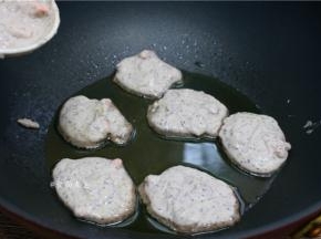 热锅，倒入食用油，用勺子舀起面糊均匀摊入锅中；