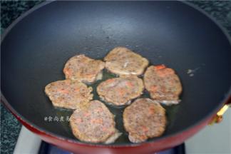 中火煎至玉米饼两面焦黄色，夹起控干油即可食用。