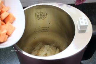 银耳和红薯倒进豆浆机桶内；