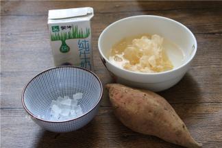 备好食材，银耳提前浸泡软；