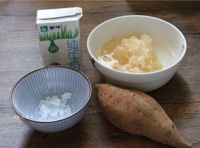 备好食材，银耳提前浸泡软；