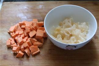 剪去银耳根，洗净后撕开小块，红薯去皮洗净，切成小粒；