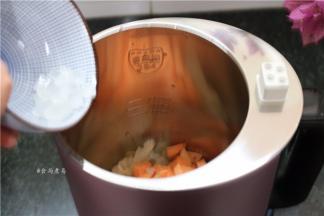 加上冰糖，或是炼奶、砂糖都行；