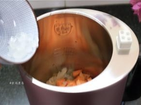 加上冰糖，或是炼奶、砂糖都行；
