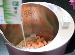 倒进纯牛奶；