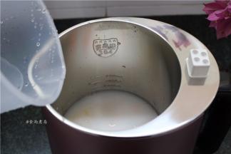 再加上适量清水，【这款机子带破壁功能的，做好的米糊顺滑细腻，一点渣渣都没有，我喜欢喝稀一点的汤羹，所以水量就适当增加一点】