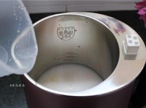 再加上适量清水，【这款机子带破壁功能的，做好的米糊顺滑细腻，一点渣渣都没有，我喜欢喝稀一点的汤羹，所以水量就适当增加一点】