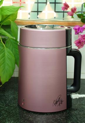 接通电源，选择米糊功能键，做好后机子发出嘀嘀提示声，关掉电源，倒出即可饮用。