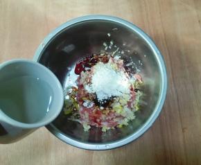 放玉米淀粉，放适量清水顺时针搅拌均匀至有黏性成肉馅