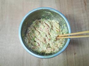 放入西葫芦丝，放一勺麻油拌匀