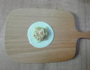 取一张饺皮放适量馅