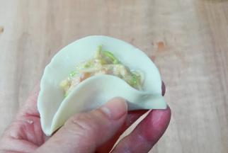 用左手食指往右推，右手食指拇指捏紧