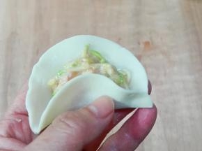 用左手食指往右推，右手食指拇指捏紧