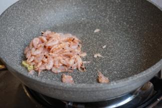 锅里加油加姜末，烧热，倒入磷虾