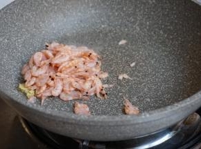 锅里加油加姜末，烧热，倒入磷虾