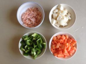 胡萝卜和荸荠去皮切小粒，青椒去蒂除瓤切小块，磷虾提前从冷冻层取出