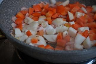 加入盐和糖，翻炒几下，加入胡椒粉、料酒