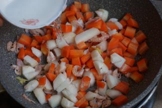 倒入水，煮3分钟