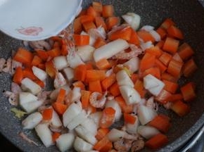 倒入水，煮3分钟
