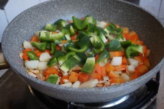 加入青椒，翻炒