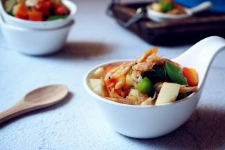 最后用生粉勾芡，收汁，盛盘