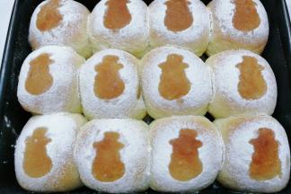 烤好的雪人餐包出炉晾凉；