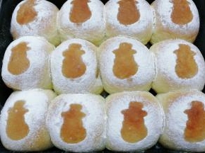 烤好的雪人餐包出炉晾凉；