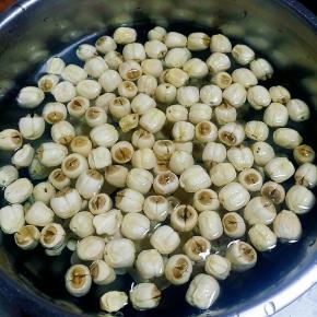 加入适量清水泡软