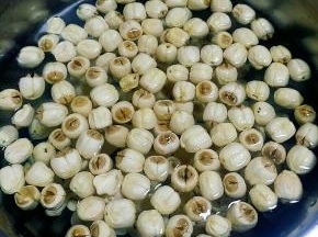 加入适量清水泡软