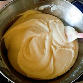 不粘锅烧热放入莲子泥和一半的糖，中火不停翻炒