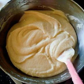 待莲子泥变浓稠一些，改小火翻炒。